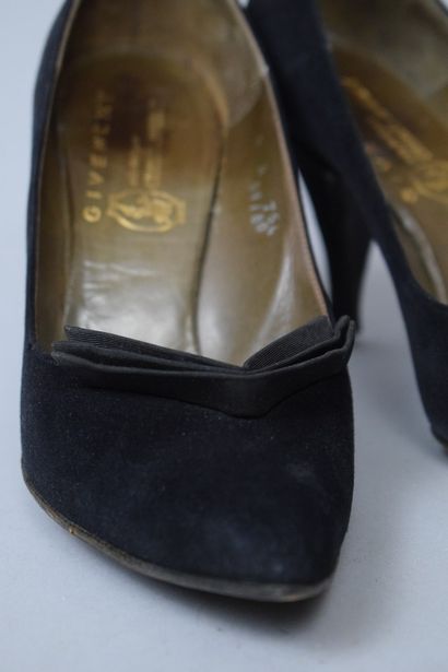 null GIVENCHY by CHARLES JOURDAN

Circa 1958/60



Rare pair of black pumps in suede...