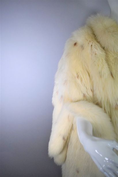 null SPRUNG FRERES



Pelise en renard blanc tachetée à manches courtes décorées...