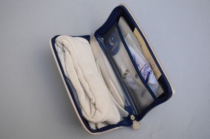 null AIR FRANCE 

(Circa 1980) 



Lot composé d'un pyjama et d'une trousse de nuit...