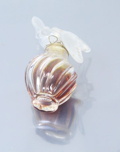 null 
NINA RICCI









Flacon de parfum "l'Air du Temps" par Lalique en verre...