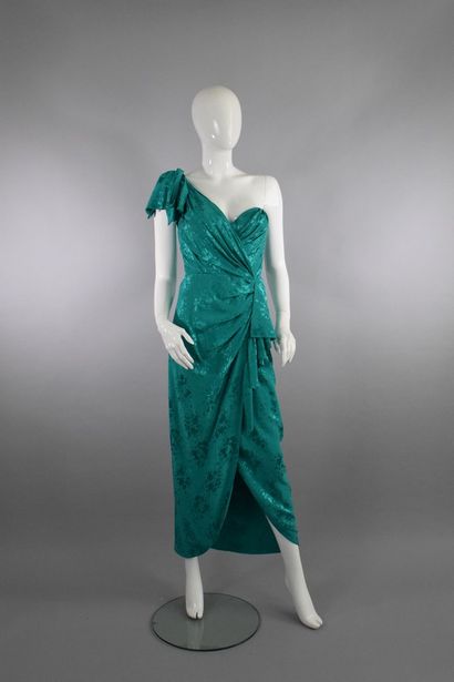 null LORIS AZZARO Haute couture

Circa 1980



Robe de cocktail asymétrique verte...