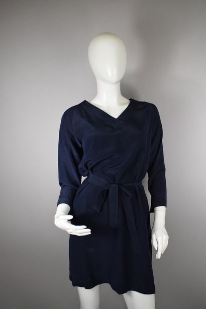 null ANONYMOUS 



Lot of two dresses including silk:

- a sleeveless dress with...