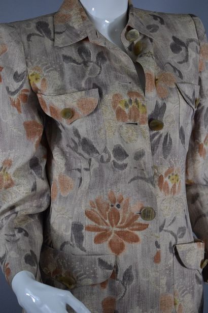 null EMANUEL UNGARO Parallel



Linen jacket with floral prints in beige and sand....