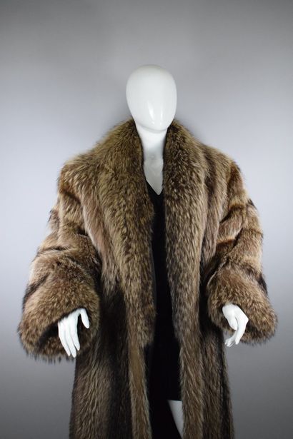 null SPRUNG FRERES



Impressive wolf coat with shawl collar. 



One size fits ...