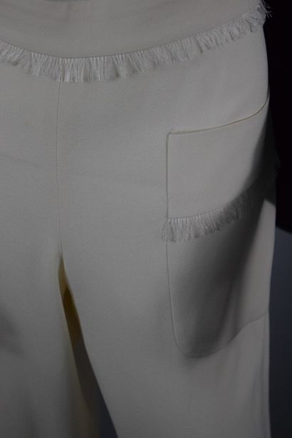 null CHANEL



Pantalon en soie écru à détail de franges sur la ceinture et les poches....