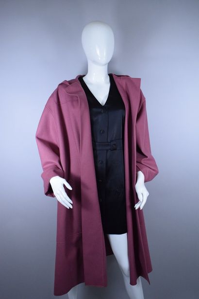 null CHLOE



Manteau à capuche en draps de laine couleur vieux rose, manches trois-quart...