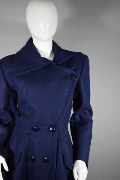 null GUY LAROCHE Haute couture



Impressive navy blue coat with midnight blue buttons,...