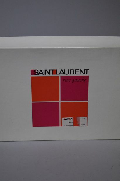 null SAINT LAURENT Rive gauche



Ancienne boîte de boutique. 

Circa 1970



Dimensions:...