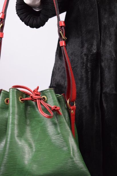 null LOUIS VUITTON 



Bag model "Petit Noé" in green epi leather and smooth red...