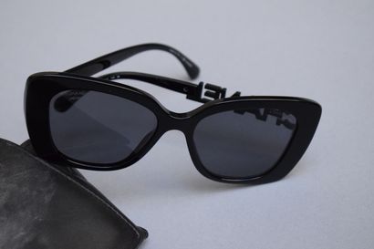 null CHANEL



Pair of sunglasses with their case. 

Chanel in black rhinestones...