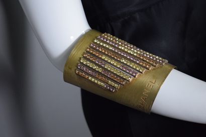 null CHANEL 

(Circa 1990) 



Important and exceptional cuff in aged gold brass...