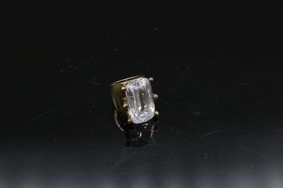 null DANIEL SWAROVSKI 



Golden metal ring holding a sparkling imitation stone....