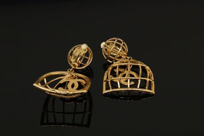 null CHANEL 



Gold-plated metal ear clips featuring a cage holding the initals...