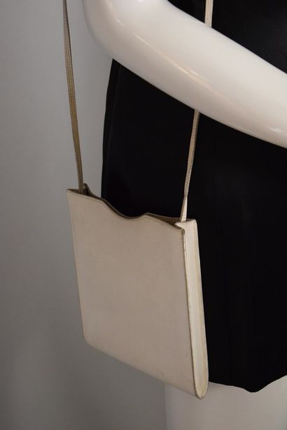 null HERMES PARIS



White grained leather "Onimaitou" clutch bag, thin leather shoulder...