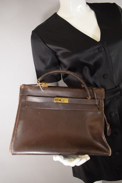 null HERMES PARIS



Kelly" 32 bag in chocolate leather and gold jewelry. 

With...