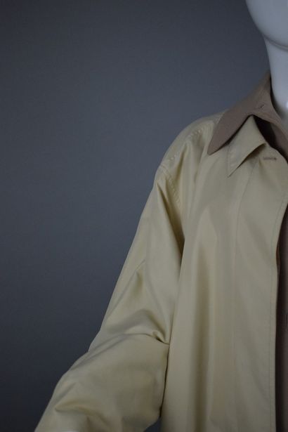 null SALVATORE FERRAGAMO



Long beige and cream coat that breaks down into an overcoat...