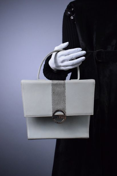 null PACO RABANNE



Leather handbag decorated with a silver band, signed clasp,...