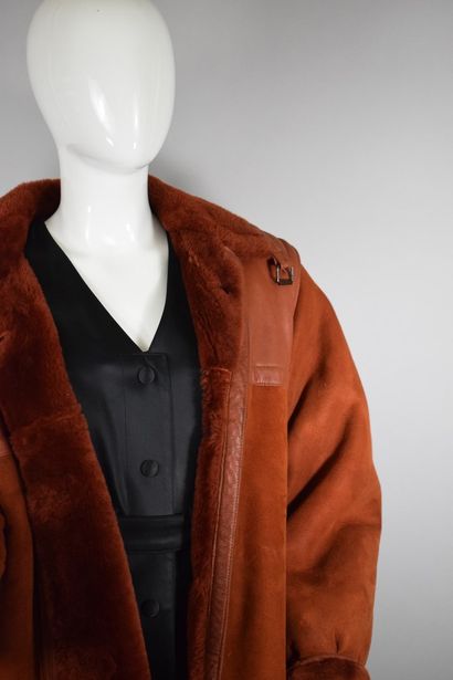 null SPRUNG FRERES



Blood orange shearling coat 3/4 cut with two front pockets...