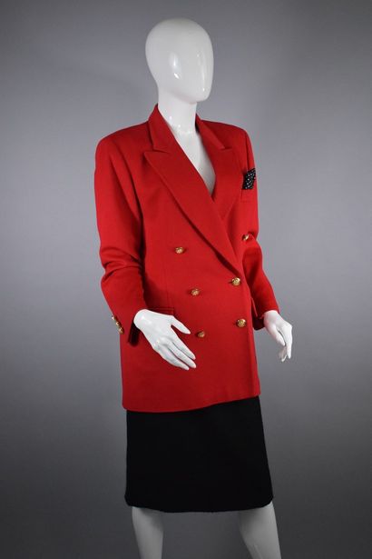 null ESCADA



Red cashmere blazer jacket with gold cross-buttoning and crest.



Size:...