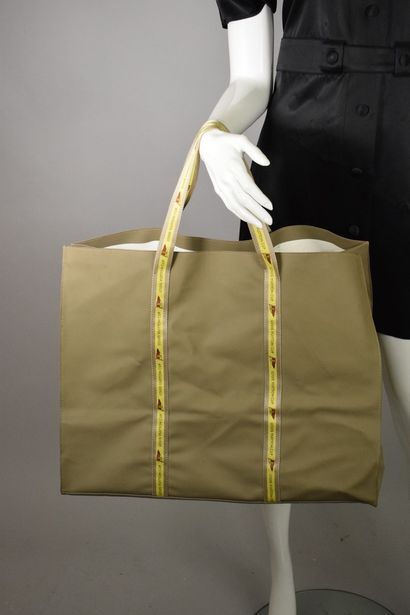 null LOUIS VUITTON

Louis Vuitton Cup 2003



Large waterproof canvas tote bag and...
