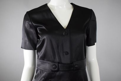 null COURREGES 



Black satin dress with snap closure on the front with short sleeves...