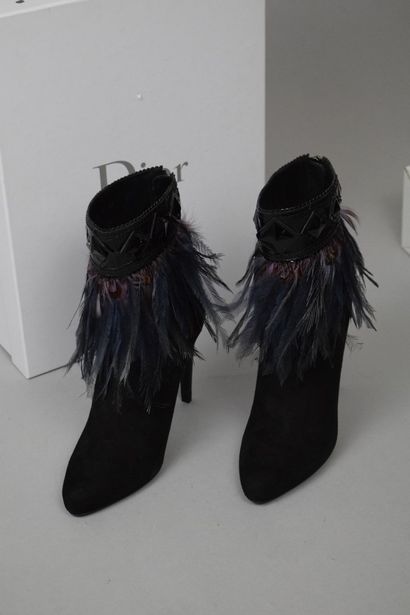 null CHRISTIAN DIOR 



Surprising and rare pair of high heel boots in black suede,...