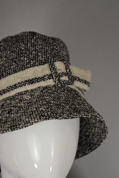 null BALMAIN 

Circa late 1960



Grey tweed cloche hat decorated with an ecru striped...