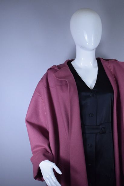 null CHLOE



Manteau à capuche en draps de laine couleur vieux rose, manches trois-quart...