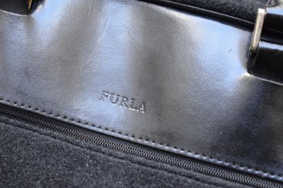 null FURLA 



Elegant travel bag in dark grey wool and black glazed leather, removable...