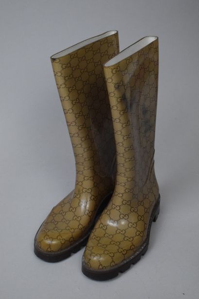 null GUCCI



Pair of rain boots in rubber monogrammed with the initials of the House....