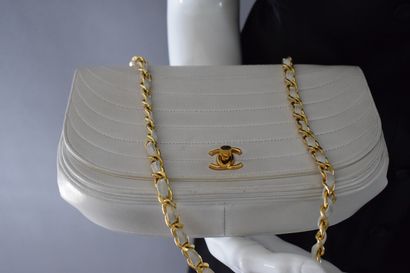null CHANEL 



White lambskin bag, half-moon model with parallel stitching. Swivel...