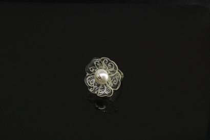 null CHANEL



Plexiglass ring in the shape of a flower decorated with a pearl and...
