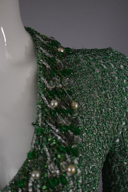 null 
LORIS AZZARO Haute Couture









Ensemble composé d'une jupe fluide vert...