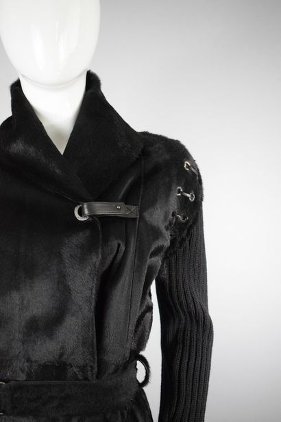 null PACO RABANNE 



Rare coat in black goat, the wool sleeves joined by a black...