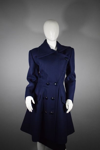 null GUY LAROCHE Haute couture



Impressive navy blue coat with midnight blue buttons,...