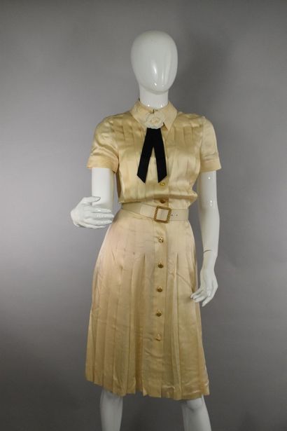 null 
CHANEL 

Circa 1980



Short sleeve dress in cream silk pleated throughout...