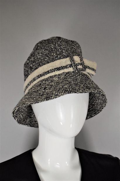null BALMAIN 

Circa late 1960



Grey tweed cloche hat decorated with an ecru striped...