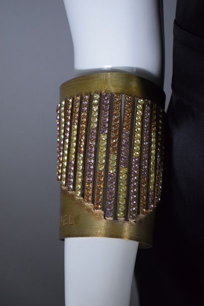 null CHANEL 

(Circa 1990) 



Important and exceptional cuff in aged gold brass...