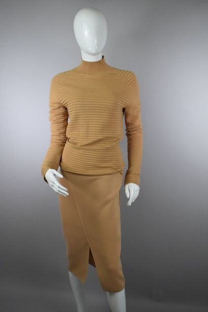 null WON HUNDRED



Elegant camel set consisting of a sweater with raised stripes...