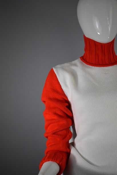 null COURREGES



Sweater with two-tone chimney neck white and orange. New condition...