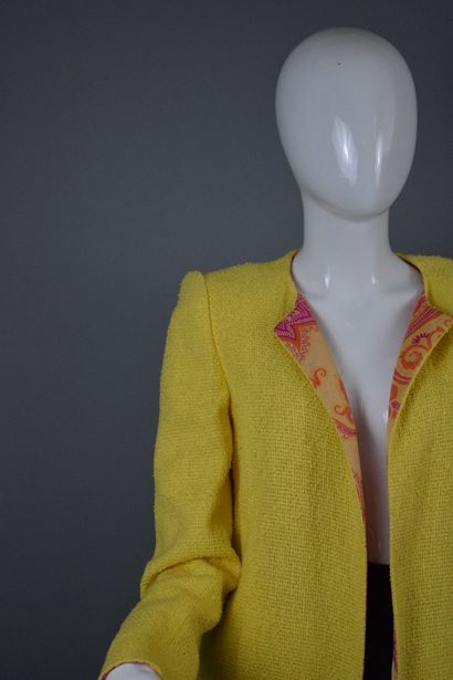 null CARVEN



Chick yellow coat with pink orange and yellow paisley lining. 

Size...