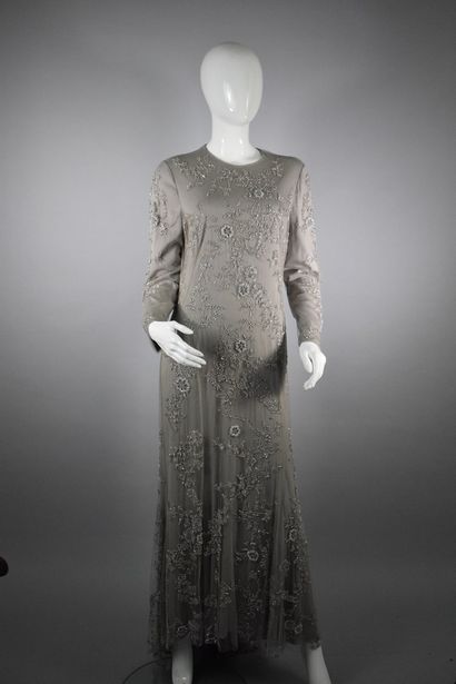 null RALPH LAUREN



Soft gray evening dress covered with tulle entirely embroidered...