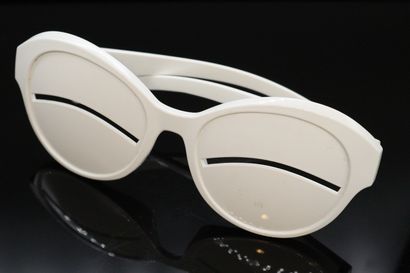 null COURREGES



Rare paire de lunettes de soleil de modèle "Esquimau eclipse" signée...