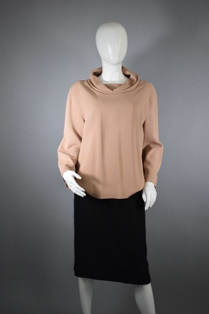 null ANONYMOUS



Long-sleeved top in powder pink with a chimney collar and a back...