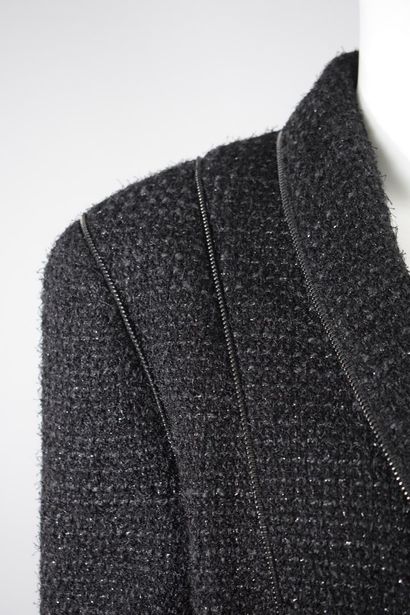 null CHANEL



Black and silver tweed blazer jacket punctuated with zippers imitating...