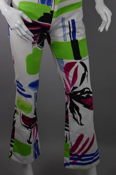 null VERSACE JEANS COUTURE 

 

Printed cotton pants with abstract patterns green...