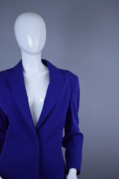 null MONTANA



Royal blue jacket with central snap closure, slim fit and two pockets....
