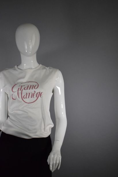 null HERMES 



White cotton sleeveless t-shirt printed "Grand Manège".



Size :...