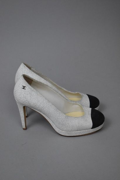 null CHANEL



White distressed leather high heels with black toe. 



Heel height:...