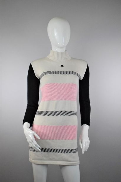 null COURREGES



Thick knit sweater dress with long sleeves, dominantly beige and...